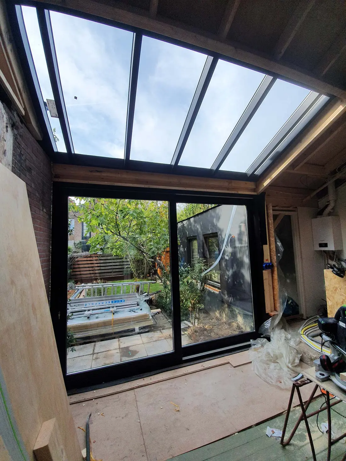 Vakman aan het werk aan houten uitbouw